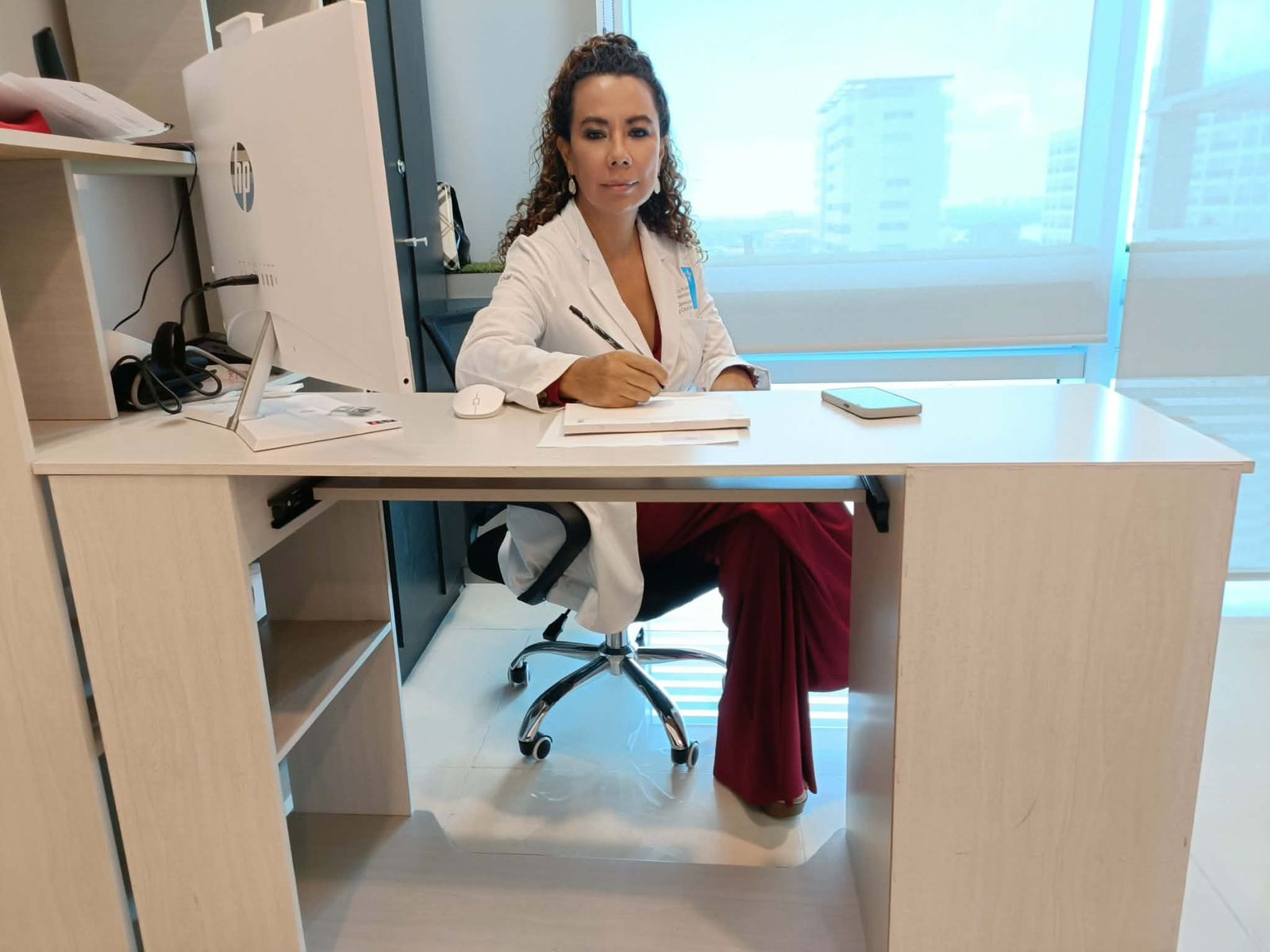 Dra. Karaly Castillo en su consultorio